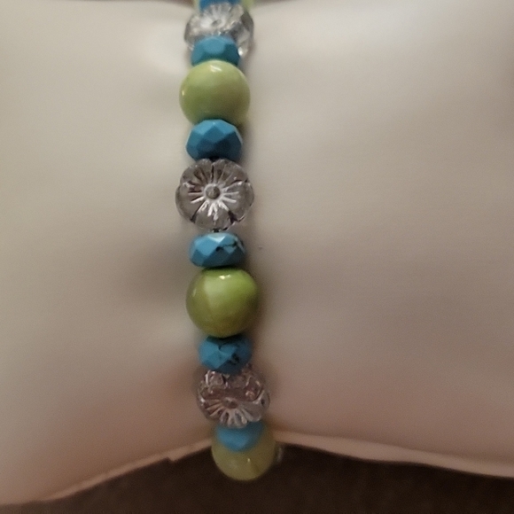 HANDMADE Mint Jade Turquoise Czech Glass Floral Beaded Toggle Bracelet - Picture 5 of 7